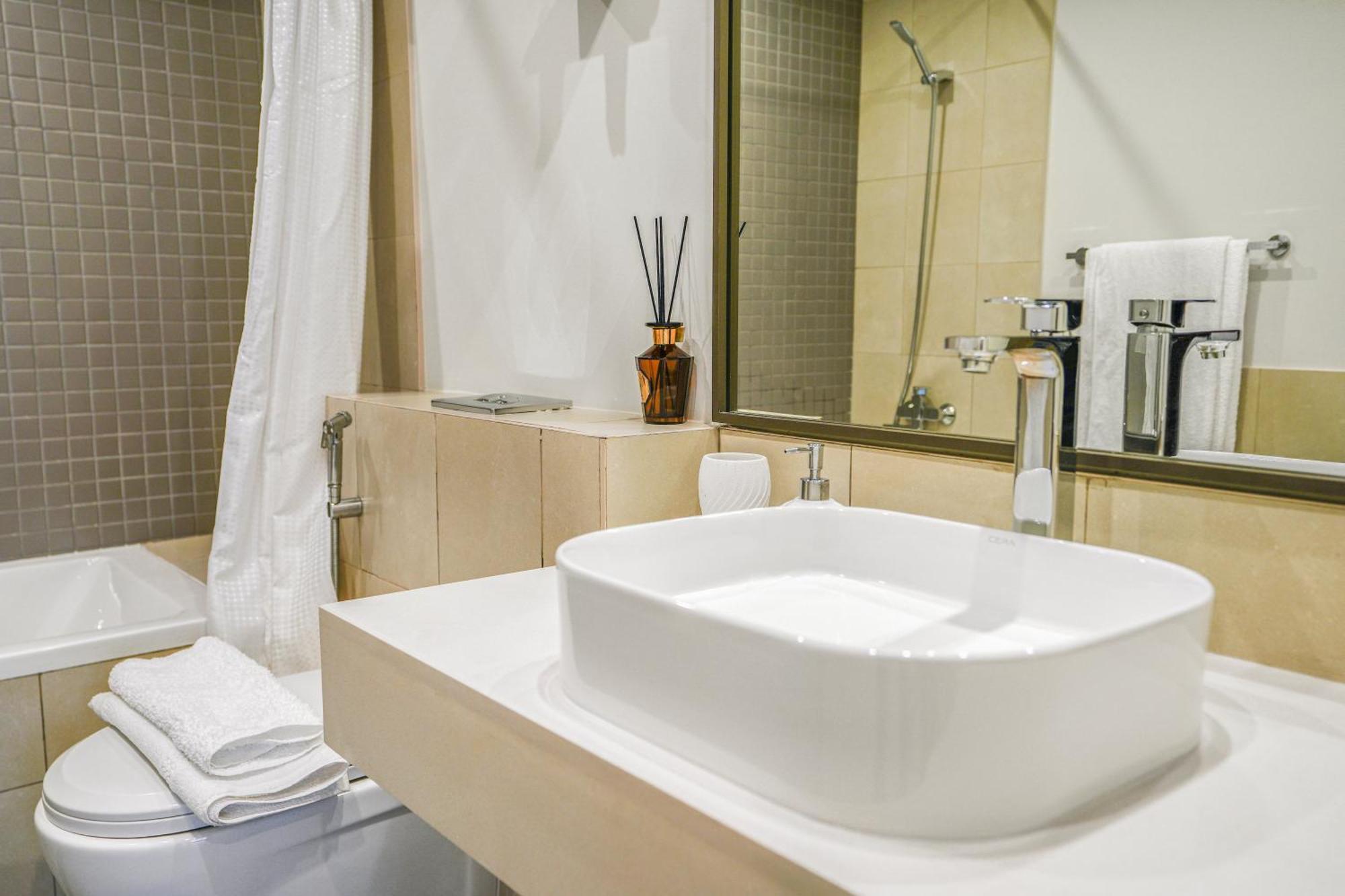 Apartment Sea View Located On The 39th Floor With Rooftop Pool Close To World Trade Centre